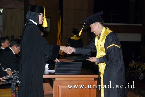 dok-humas-unpad_ilalang-foto_wisuda-gel-1-2010-2011_d3-ekonomi_161