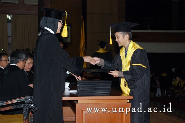 dok-humas-unpad_ilalang-foto_wisuda-gel-1-2010-2011_d3-ekonomi_162