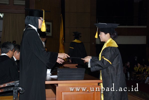 dok-humas-unpad_ilalang-foto_wisuda-gel-1-2010-2011_d3-ekonomi_164