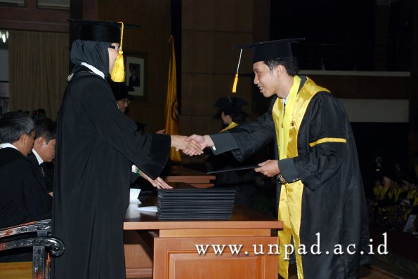 dok-humas-unpad_ilalang-foto_wisuda-gel-1-2010-2011_d3-ekonomi_165