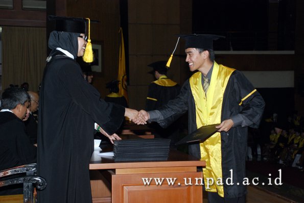 dok-humas-unpad_ilalang-foto_wisuda-gel-1-2010-2011_d3-ekonomi_166