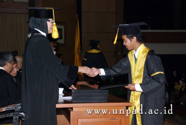 dok-humas-unpad_ilalang-foto_wisuda-gel-1-2010-2011_d3-ekonomi_168