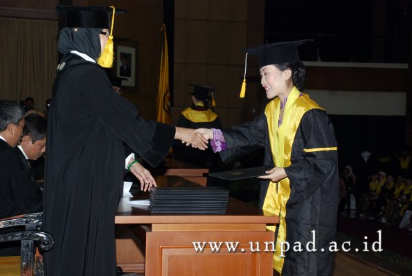 dok-humas-unpad_ilalang-foto_wisuda-gel-1-2010-2011_d3-ekonomi_170