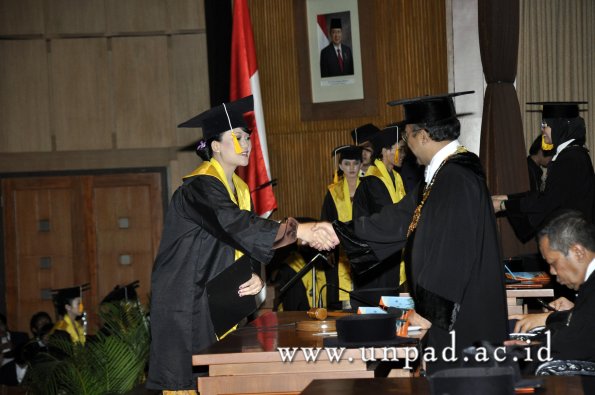 dok-humas-unpad_ilalang-foto_wisuda-gel-1-2010-2011_d3-ekonomi_180