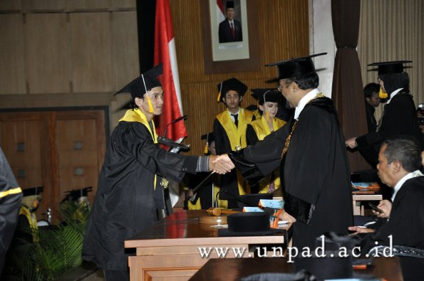 dok-humas-unpad_ilalang-foto_wisuda-gel-1-2010-2011_d3-ekonomi_181