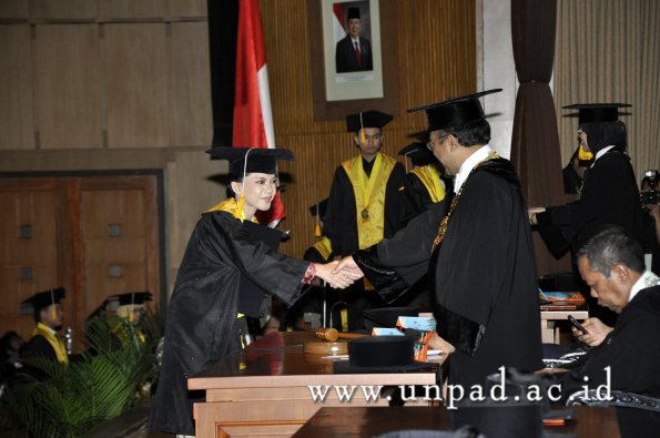 dok-humas-unpad_ilalang-foto_wisuda-gel-1-2010-2011_d3-ekonomi_182