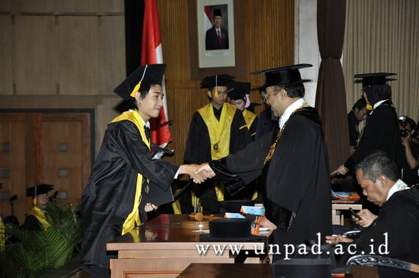 dok-humas-unpad_ilalang-foto_wisuda-gel-1-2010-2011_d3-ekonomi_183