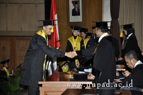 dok-humas-unpad_ilalang-foto_wisuda-gel-1-2010-2011_d3-ekonomi_184