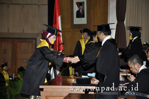 dok-humas-unpad_ilalang-foto_wisuda-gel-1-2010-2011_d3-ekonomi_185