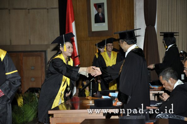 dok-humas-unpad_ilalang-foto_wisuda-gel-1-2010-2011_d3-ekonomi_186