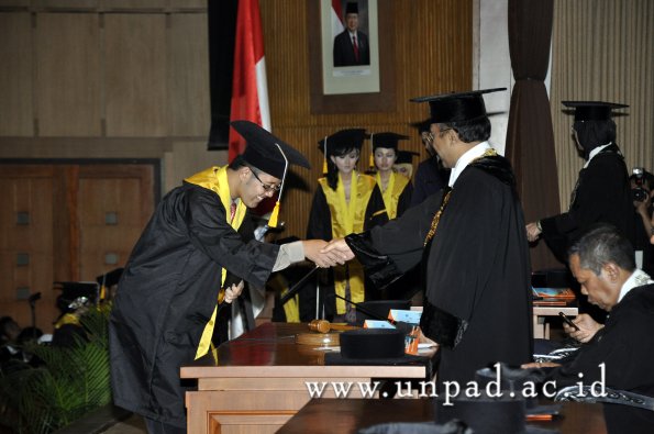 dok-humas-unpad_ilalang-foto_wisuda-gel-1-2010-2011_d3-ekonomi_187