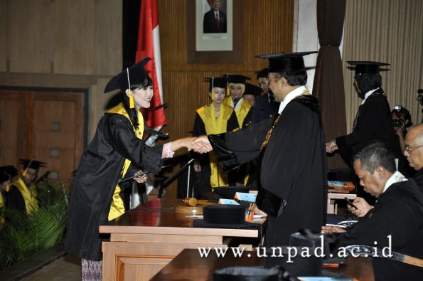 dok-humas-unpad_ilalang-foto_wisuda-gel-1-2010-2011_d3-ekonomi_188