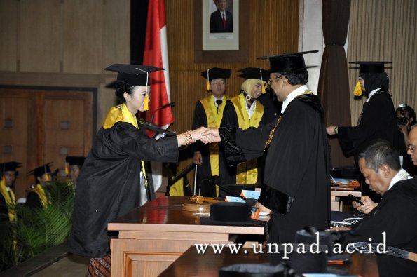 dok-humas-unpad_ilalang-foto_wisuda-gel-1-2010-2011_d3-ekonomi_189