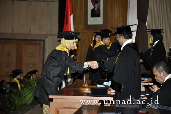 dok-humas-unpad_ilalang-foto_wisuda-gel-1-2010-2011_d3-ekonomi_190