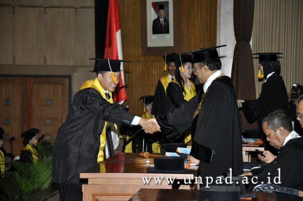 dok-humas-unpad_ilalang-foto_wisuda-gel-1-2010-2011_d3-ekonomi_191