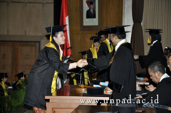 dok-humas-unpad_ilalang-foto_wisuda-gel-1-2010-2011_d3-ekonomi_192