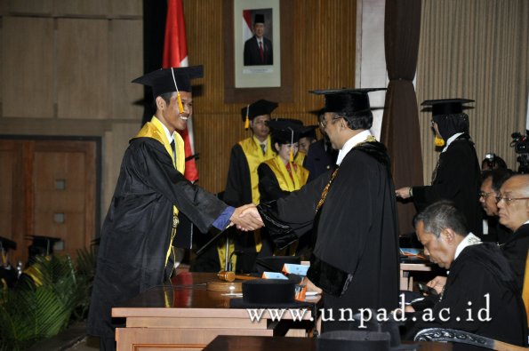 dok-humas-unpad_ilalang-foto_wisuda-gel-1-2010-2011_d3-ekonomi_193