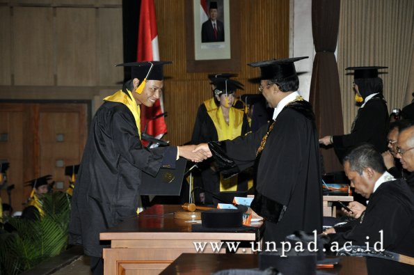 dok-humas-unpad_ilalang-foto_wisuda-gel-1-2010-2011_d3-ekonomi_195