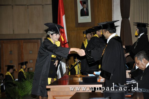 dok-humas-unpad_ilalang-foto_wisuda-gel-1-2010-2011_d3-ekonomi_196