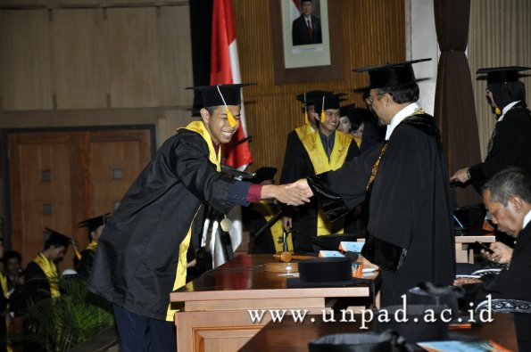 dok-humas-unpad_ilalang-foto_wisuda-gel-1-2010-2011_d3-ekonomi_197