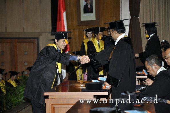 dok-humas-unpad_ilalang-foto_wisuda-gel-1-2010-2011_d3-ekonomi_198