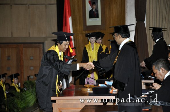 dok-humas-unpad_ilalang-foto_wisuda-gel-1-2010-2011_d3-ekonomi_199