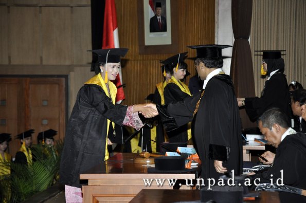 dok-humas-unpad_ilalang-foto_wisuda-gel-1-2010-2011_d3-ekonomi_200