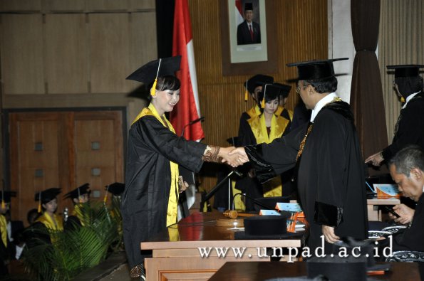 dok-humas-unpad_ilalang-foto_wisuda-gel-1-2010-2011_d3-ekonomi_201