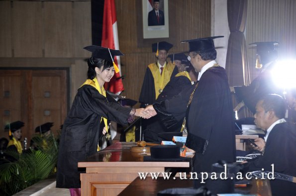 dok-humas-unpad_ilalang-foto_wisuda-gel-1-2010-2011_d3-ekonomi_202