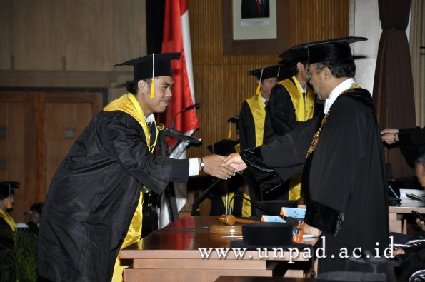 dok-humas-unpad_ilalang-foto_wisuda-gel-1-2010-2011_d3-ekonomi_203