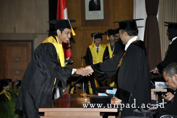 dok-humas-unpad_ilalang-foto_wisuda-gel-1-2010-2011_d3-ekonomi_204