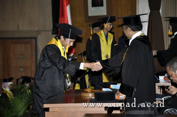 dok-humas-unpad_ilalang-foto_wisuda-gel-1-2010-2011_d3-ekonomi_205