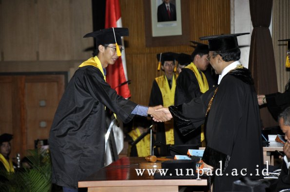 dok-humas-unpad_ilalang-foto_wisuda-gel-1-2010-2011_d3-ekonomi_206