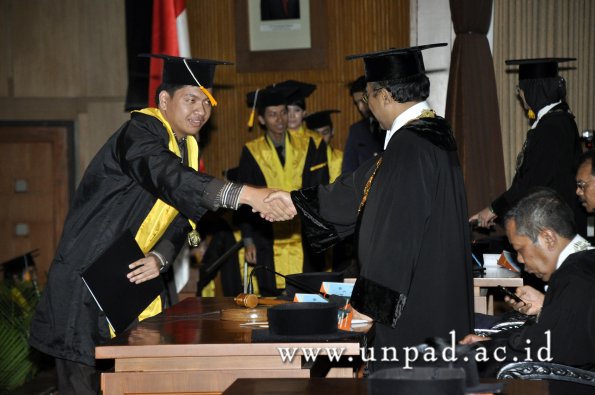 dok-humas-unpad_ilalang-foto_wisuda-gel-1-2010-2011_d3-ekonomi_207