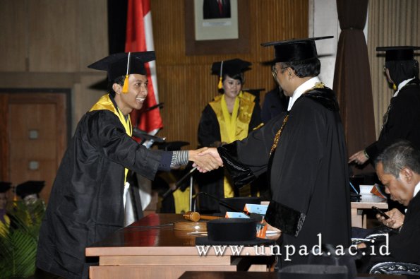 dok-humas-unpad_ilalang-foto_wisuda-gel-1-2010-2011_d3-ekonomi_208