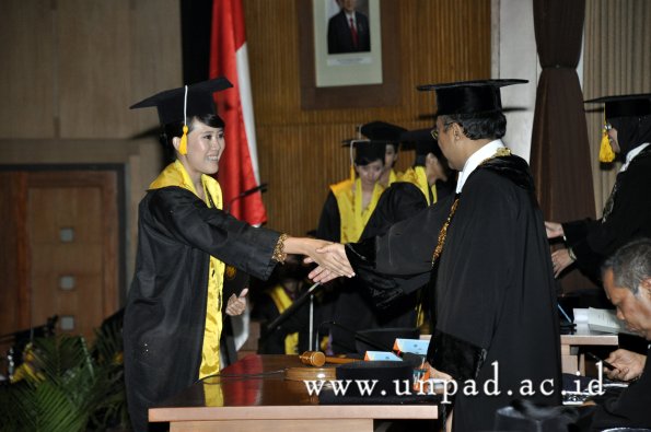 dok-humas-unpad_ilalang-foto_wisuda-gel-1-2010-2011_d3-ekonomi_209