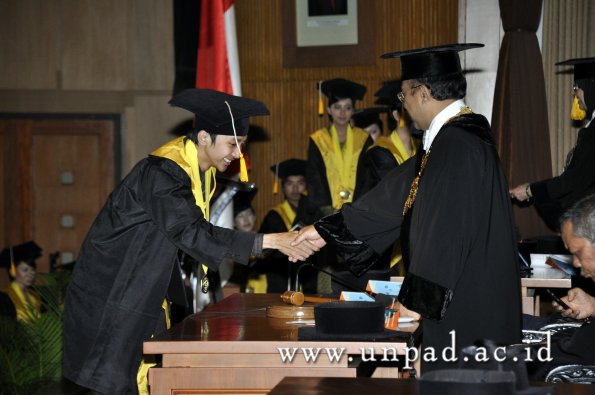 dok-humas-unpad_ilalang-foto_wisuda-gel-1-2010-2011_d3-ekonomi_210