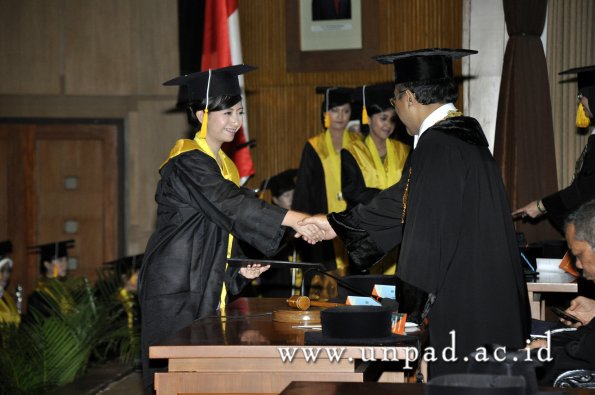 dok-humas-unpad_ilalang-foto_wisuda-gel-1-2010-2011_d3-ekonomi_211