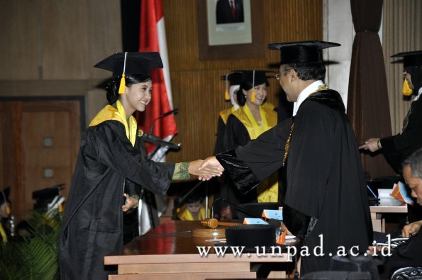 dok-humas-unpad_ilalang-foto_wisuda-gel-1-2010-2011_d3-ekonomi_212