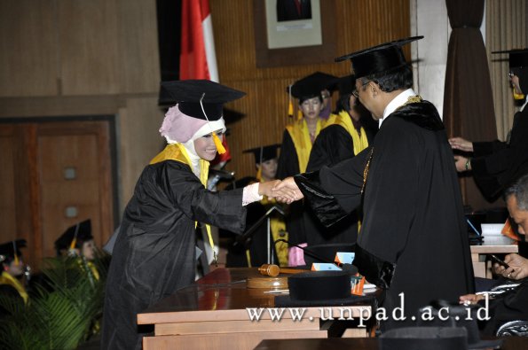 dok-humas-unpad_ilalang-foto_wisuda-gel-1-2010-2011_d3-ekonomi_214