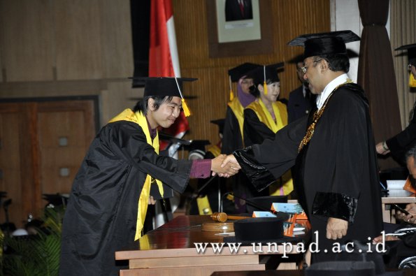 dok-humas-unpad_ilalang-foto_wisuda-gel-1-2010-2011_d3-ekonomi_215