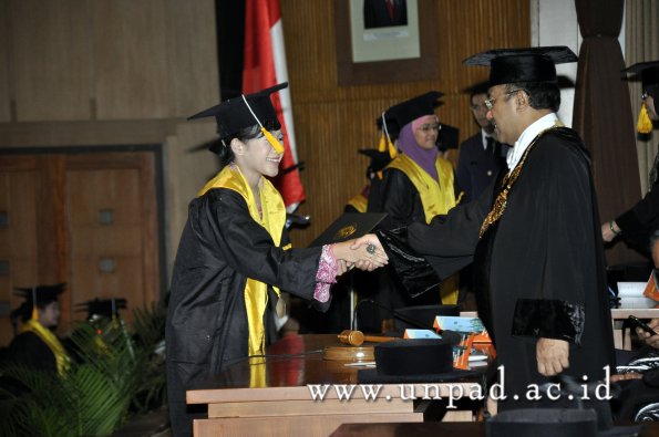 dok-humas-unpad_ilalang-foto_wisuda-gel-1-2010-2011_d3-ekonomi_216