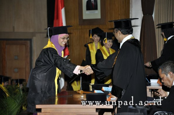 dok-humas-unpad_ilalang-foto_wisuda-gel-1-2010-2011_d3-ekonomi_217