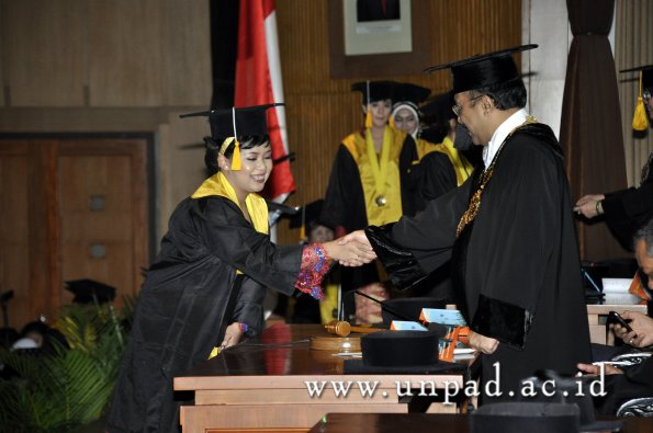 dok-humas-unpad_ilalang-foto_wisuda-gel-1-2010-2011_d3-ekonomi_218