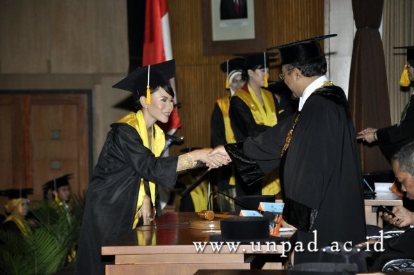 dok-humas-unpad_ilalang-foto_wisuda-gel-1-2010-2011_d3-ekonomi_219