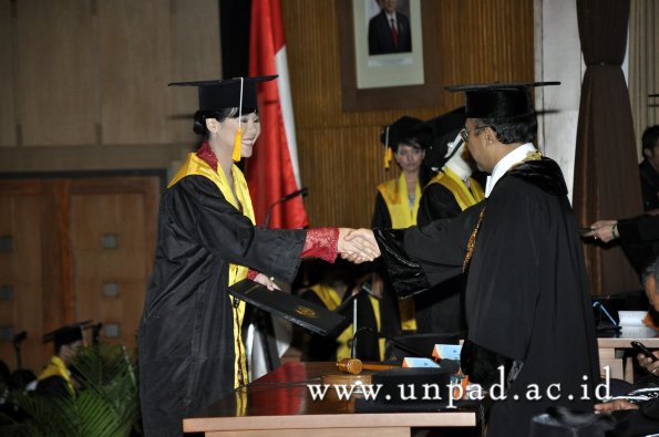 dok-humas-unpad_ilalang-foto_wisuda-gel-1-2010-2011_d3-ekonomi_220