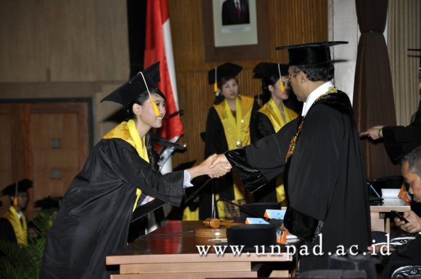 dok-humas-unpad_ilalang-foto_wisuda-gel-1-2010-2011_d3-ekonomi_222