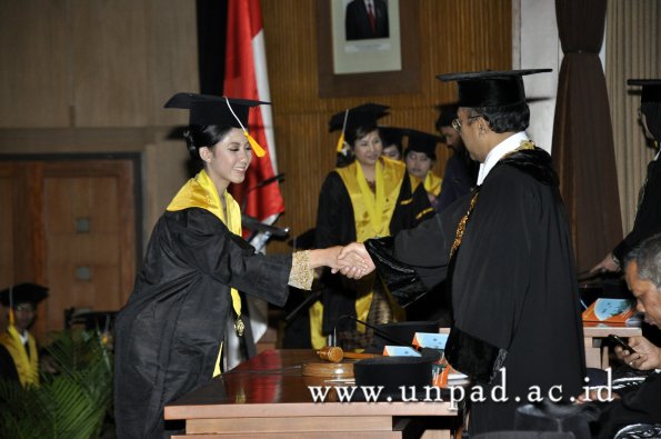 dok-humas-unpad_ilalang-foto_wisuda-gel-1-2010-2011_d3-ekonomi_223