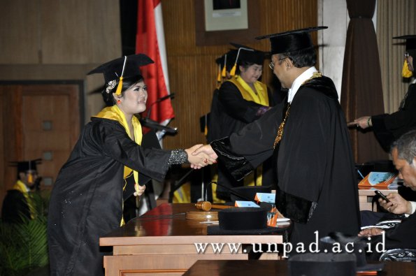 dok-humas-unpad_ilalang-foto_wisuda-gel-1-2010-2011_d3-ekonomi_225