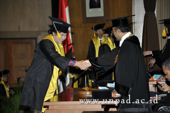 dok-humas-unpad_ilalang-foto_wisuda-gel-1-2010-2011_d3-ekonomi_226